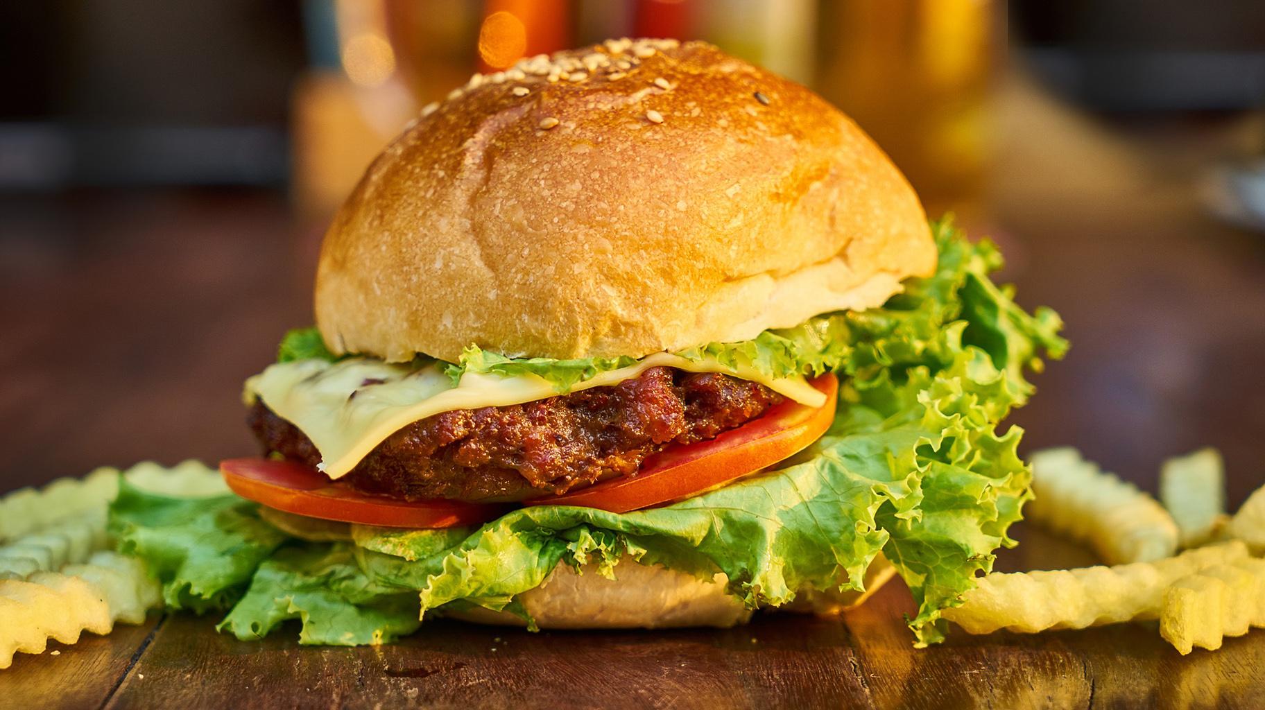 As new products come on the market, traditional beef patties are being challenged by plant-based alternatives. (Engin_Akyurt / Pixabay)