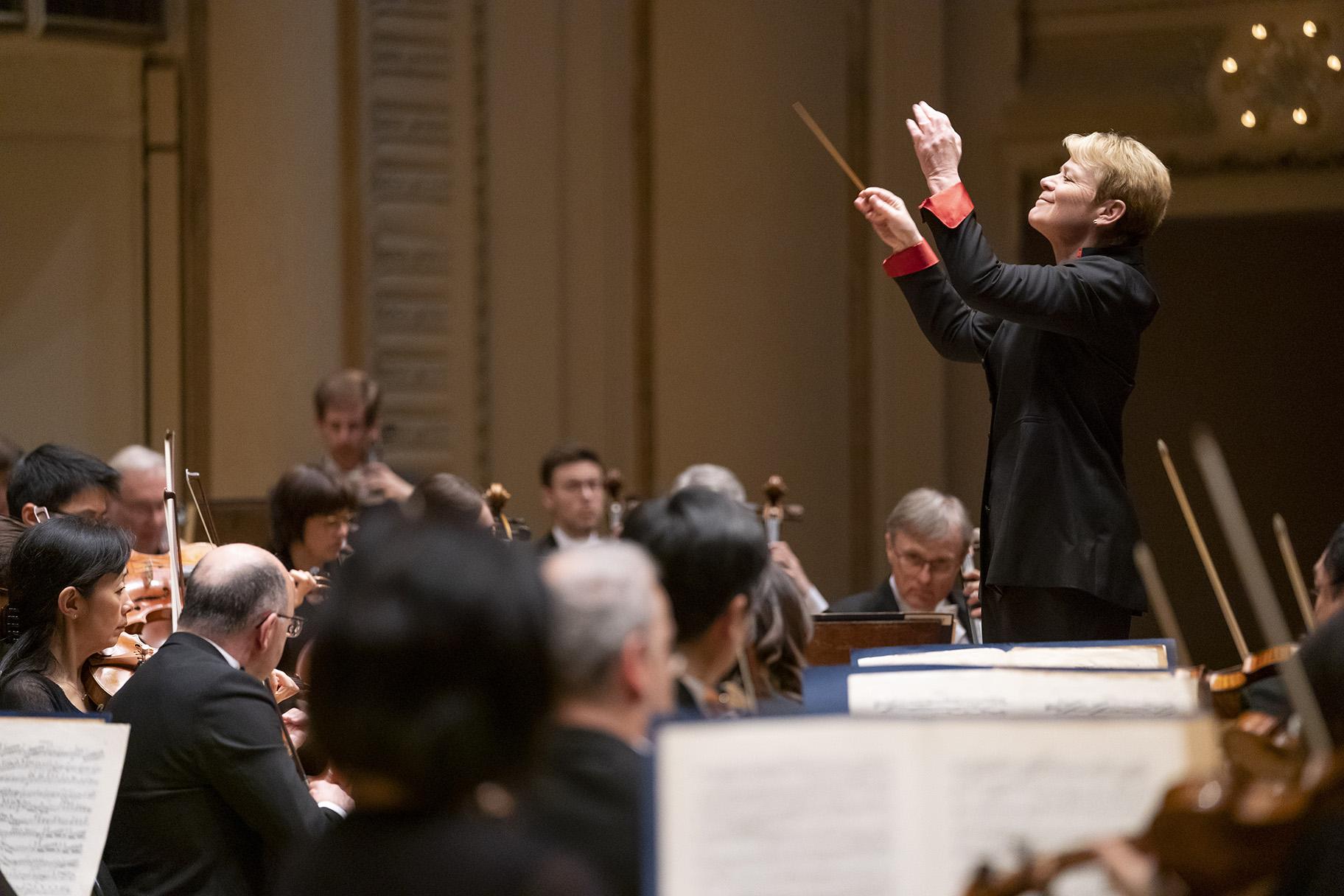Conductor Marin Alsop leads the Chicago Symphony Orchestra in Brahms’s “Academic Festival” Overture. (© Todd Rosenberg)
