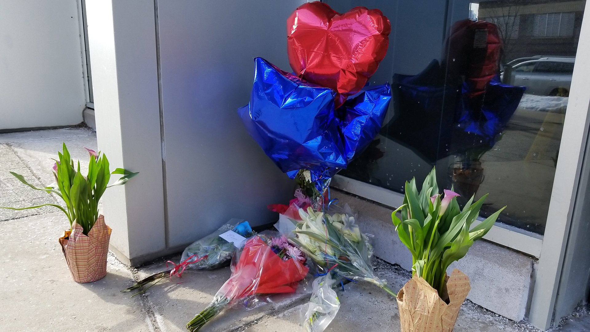 Flowers and balloons were left as a makeshift memorial to CPD Cmdr. Paul Bauer outside his 18th District precinct. (Matt Masterson / Chicago Tonight)