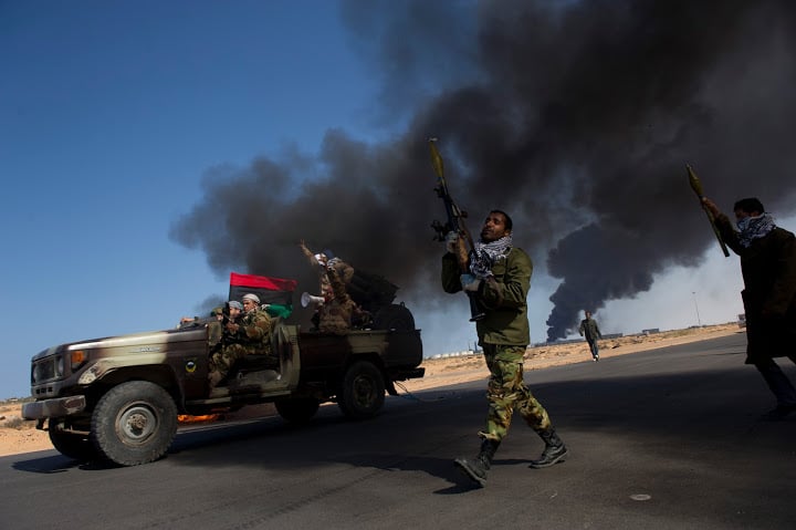 Opposition troops burn tires to use as cover during heavy fighting, shelling, and airstrikes in Eastern Libya, March 11, 2011. (Lynsey Addario / New York Times)