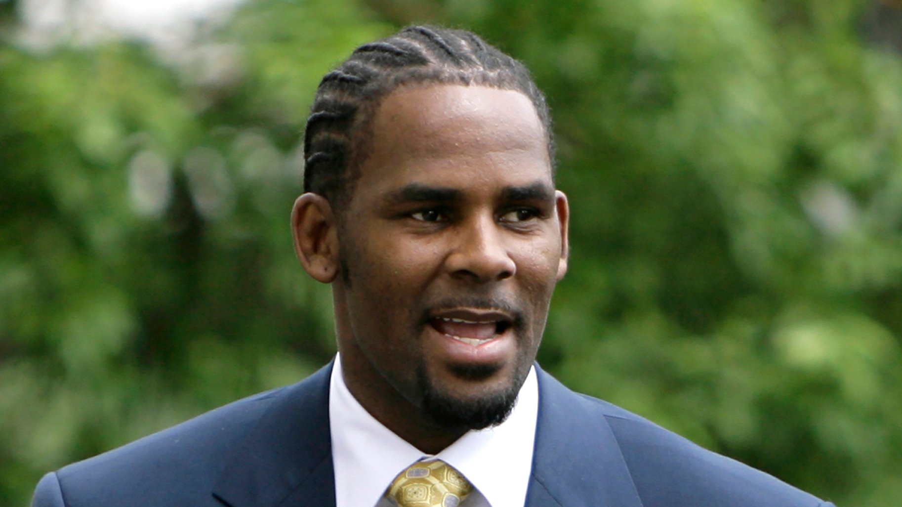 This June 13, 2008 file photo shows R&B singer R. Kelly, arriving at the Cook County Criminal Court Building in Chicago. (AP Photo/M. Spencer Green, File)