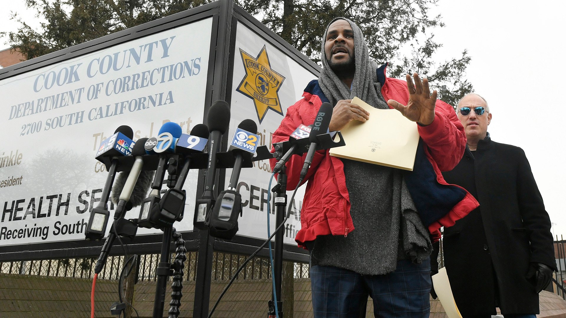 Singer R. Kelly speaks to the media after being released from Cook County Jail on March 9, 2019, while his attorney Steve Greenberg, right, looks on. (AP Photo / Paul Beaty)