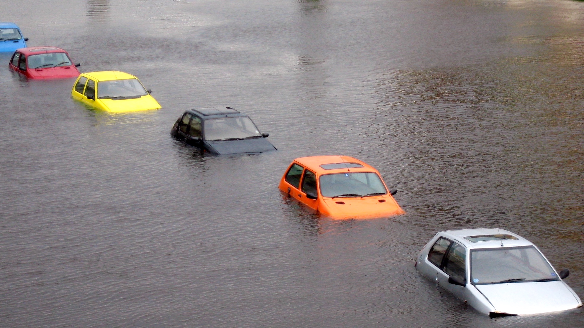 The installation “Come Hell or High Water” by British artist Michael Pinsky shows a fleet of semi-submerged cars in the River Tyne in 2006. Today, scientists expect increased flooding due to climate change. (Akuppa John Wigham / Flickr)