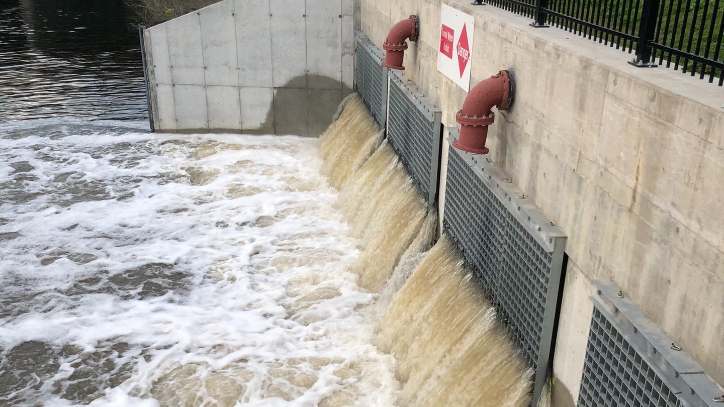 Chicago River stormwater diversion tunnel at work, with water flowing from the outtake. (Patty Wetli / WTTW News)