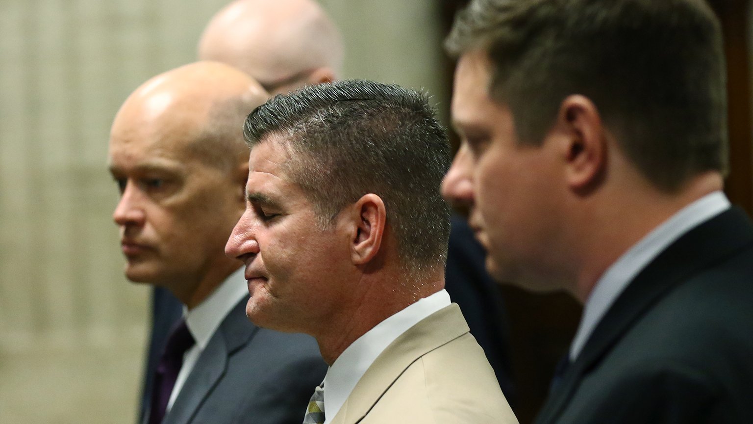 Defense attorney Dan Herbert, center, reacts to Cook County Judge Vincent Gaughan’s remarks during the murder trial of Chicago police Officer Jason Van Dyke, right, on Oct. 3, 2018. (John J. Kim / Chicago Tribune / Pool)