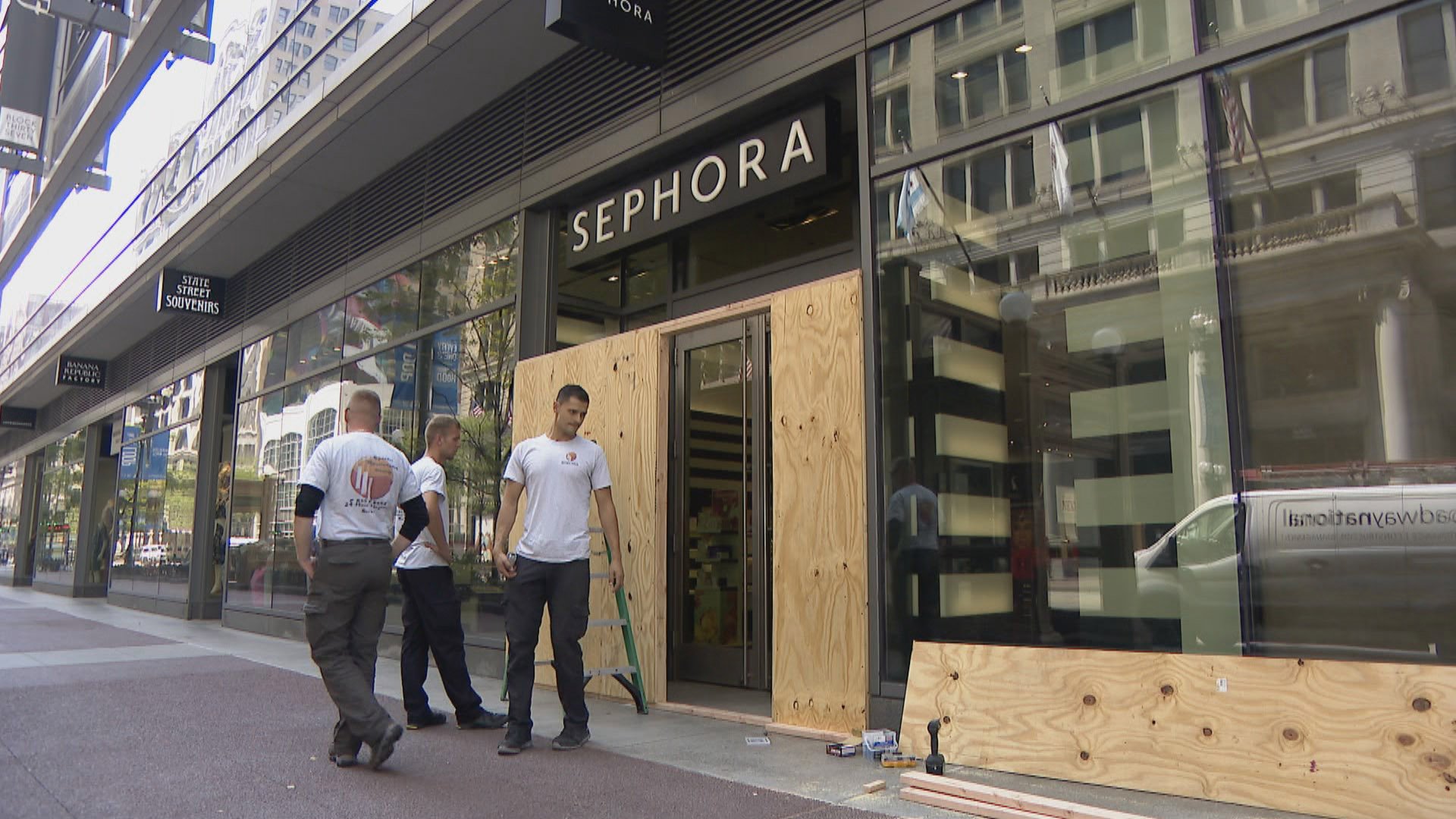 Windows at a Sephora in downtown Chicago are boarded up following looting on Sunday, Aug. 9, 2020. (WTTW News)