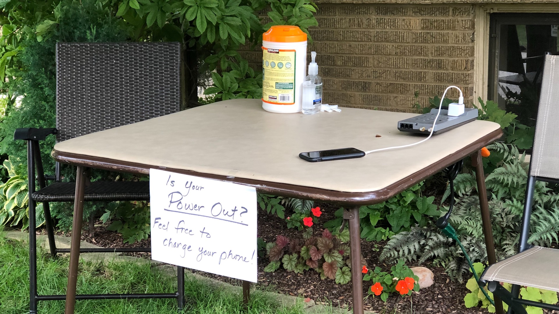 A makeshift charging station in Lincoln Square. (Patty Wetli / WTTW News)