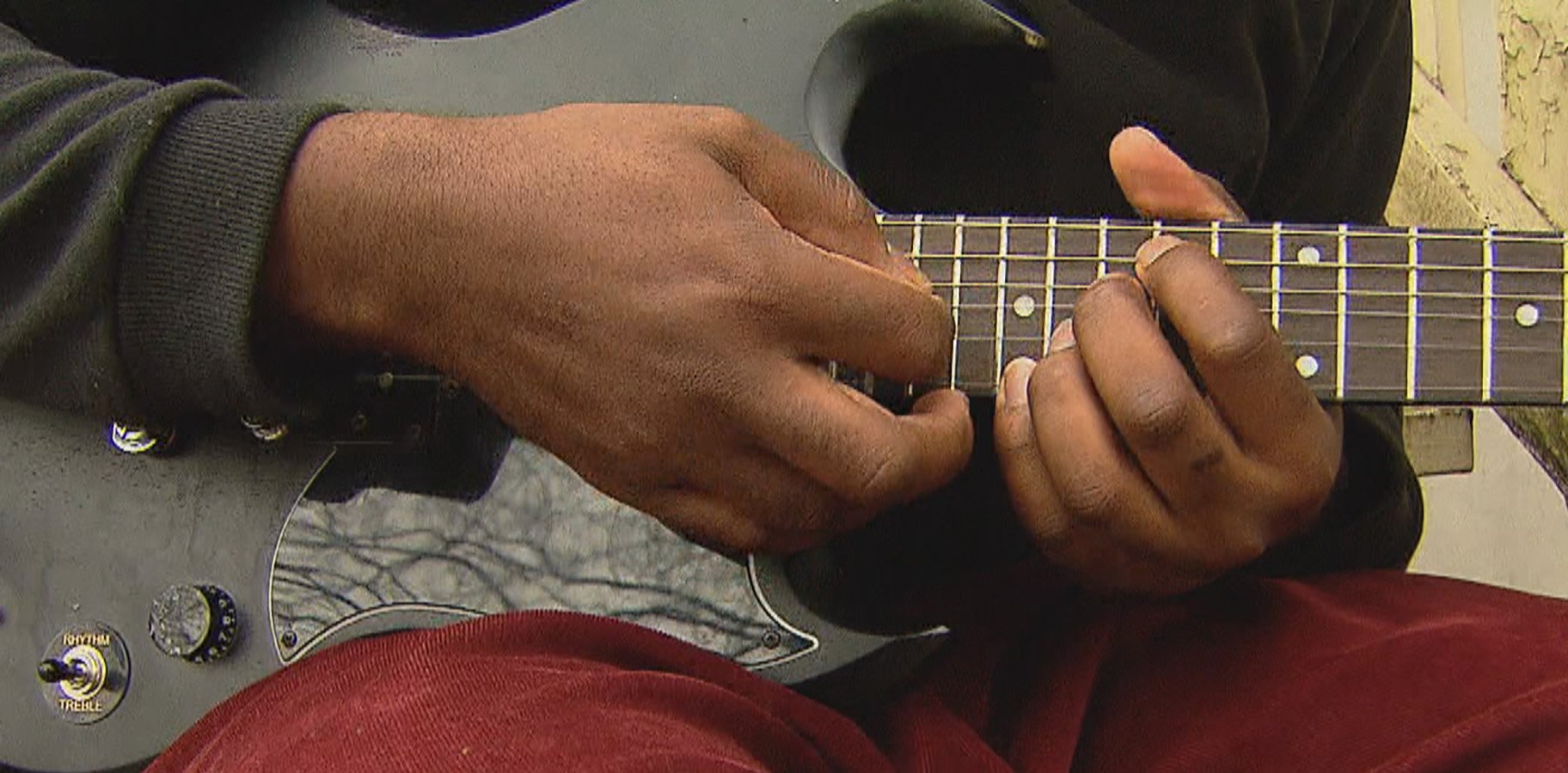 A local Chicago musician performing (WTTW News)