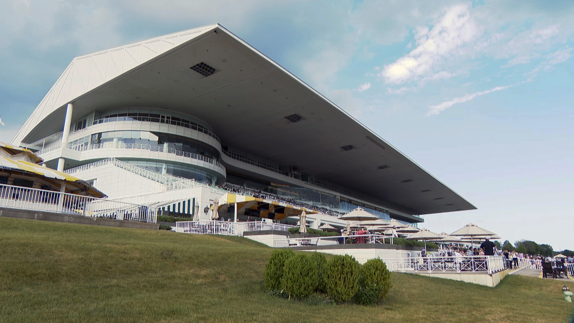 Chicago Bears submit bid to buy Arlington International Racecourse