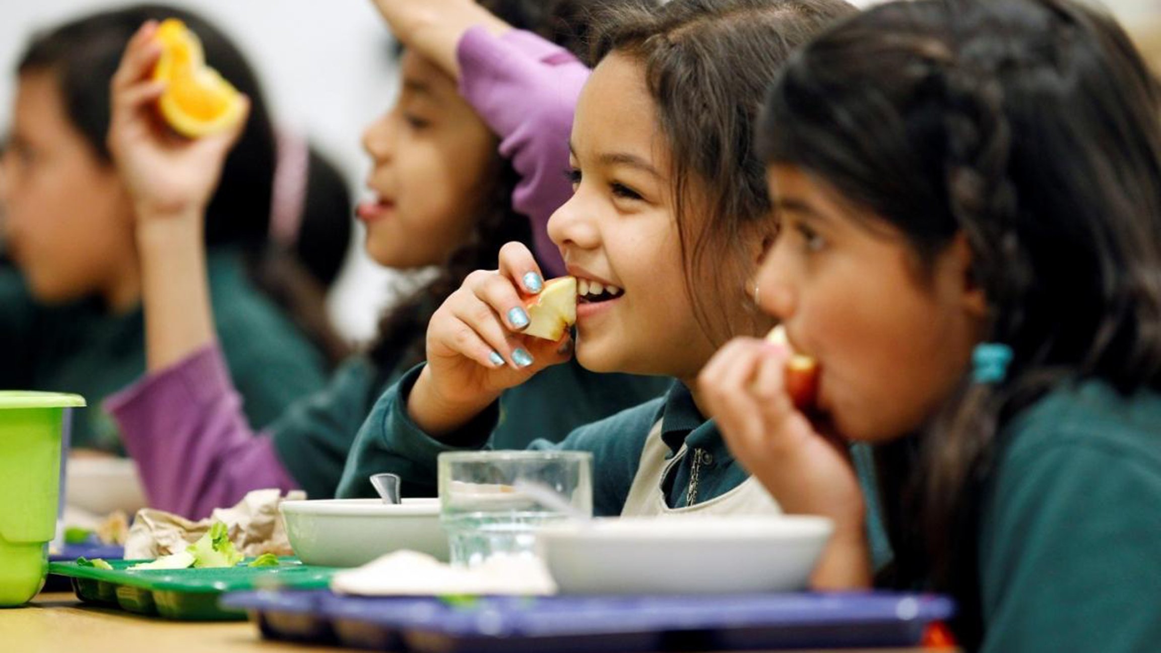 Eat school. Kids eating in School. Child eating at School. Kids School food. Kids eating in Classroom.