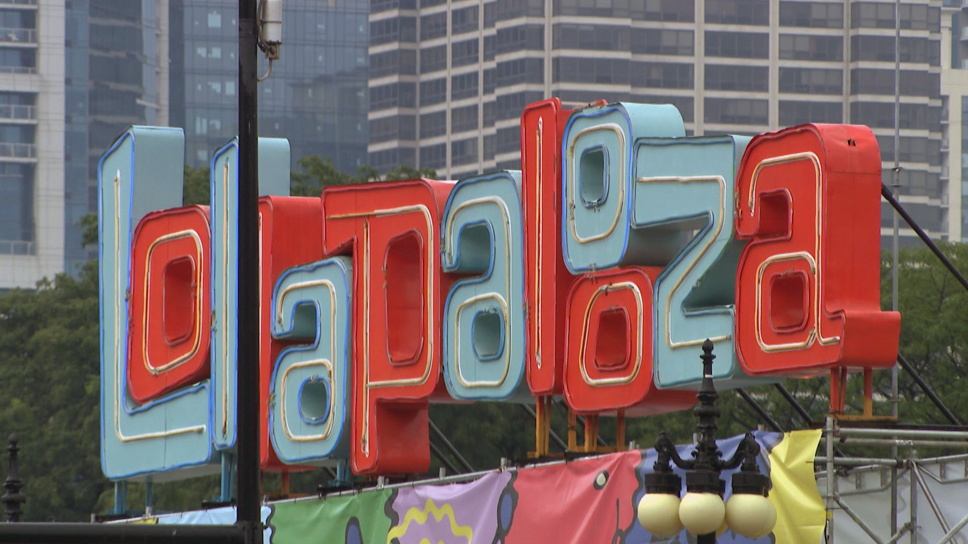 Lightfoot announces deal to keep Lollapalooza in Chicago through