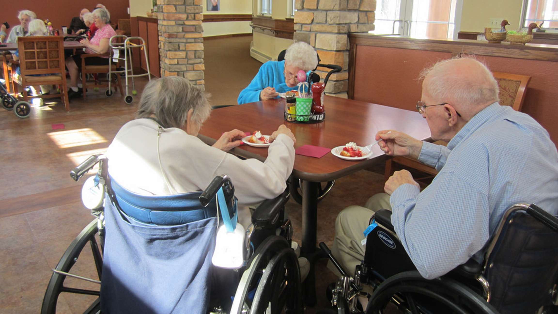 Общение с пожилым инвалидом. Дом для престарелых и инвалидов. Пенсионер инвалид. Пенсионеры в доме престарелых. Старики инвалиды.