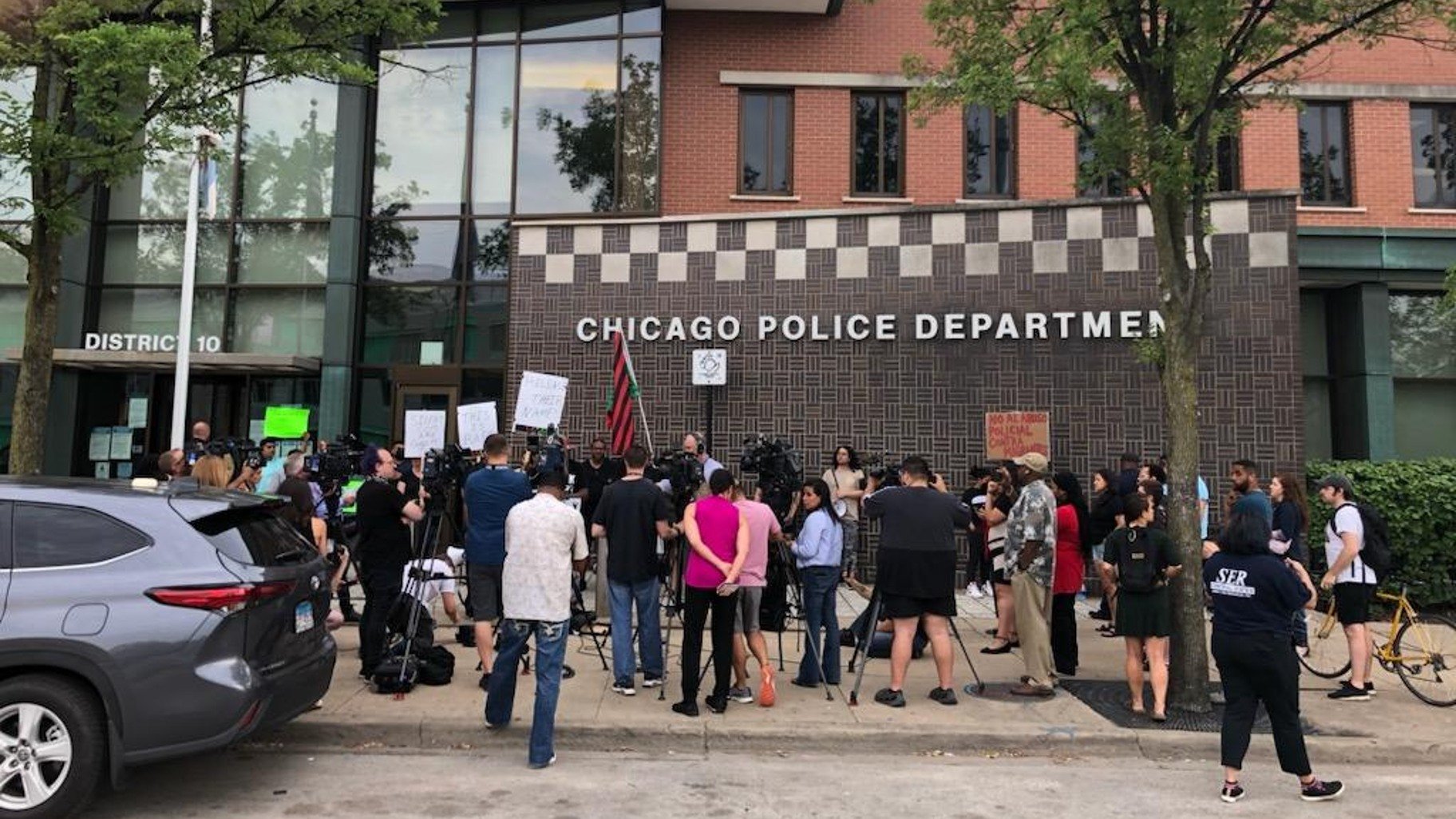Probe Opened into Allegations of Sexual Misconduct by Chicago Police Officers at West Side Police Station Home to Migrants Chicago News WTTW