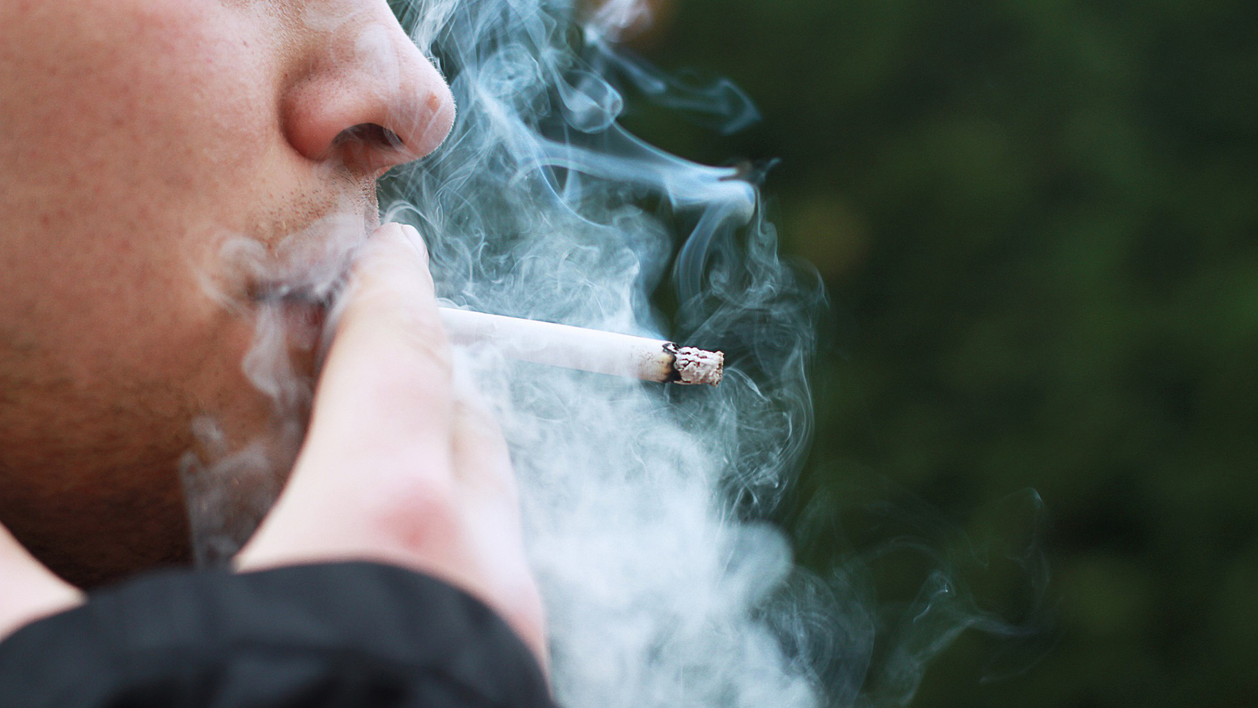 Illinois Raises Smoking Age to 21 Chicago News WTTW