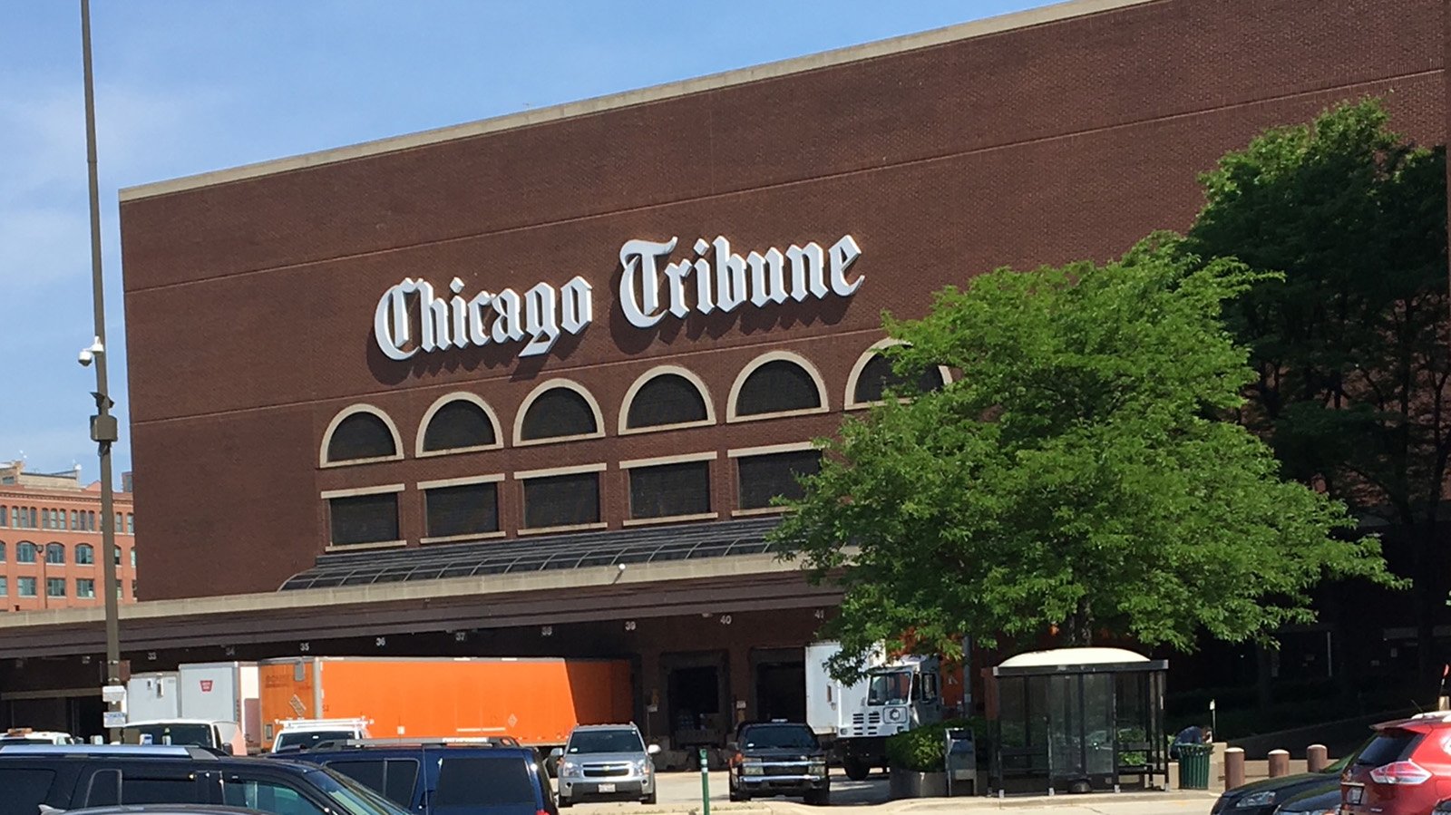 芝加哥论坛报记者争取签订合同，指责公司所有者在计划的集会前剥夺资产