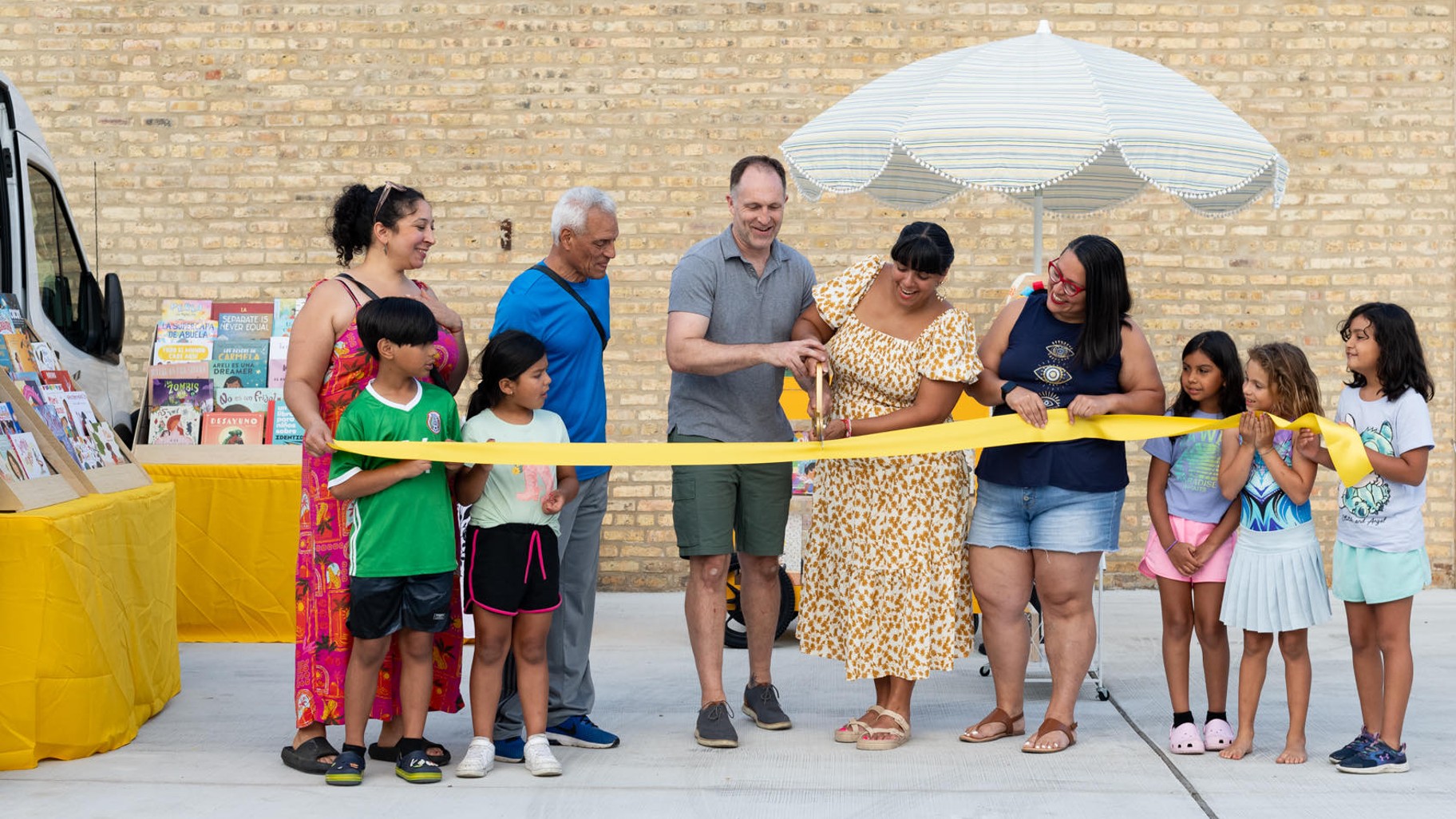 Bilingual Bookstore for Kids Hits the Road as Chicago Family Seeks to Share  Love of Reading | Latino Voices | Chicago News | WTTW