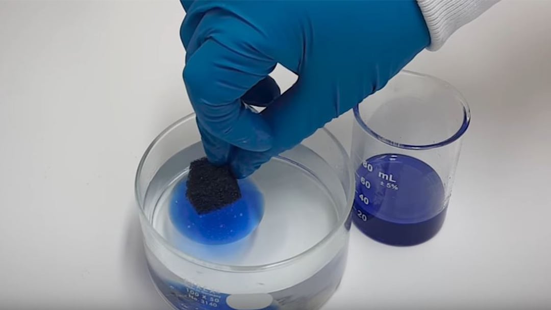 Low-cost polyurethane sponge cleans oil spills