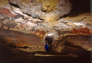 Another view of the Hall of Bulls shows the immense size of the Lascaux cave paintings. The painted animals are accompanied by unknown symbols, which are found throughout the cave complex. © CNP – DRAC – MCC. Courtesy of the Field Museum.