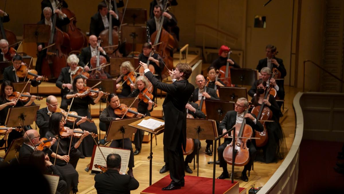 Zell Music Director Designate Klaus Mäkelä leads the Chicago Symphony Orchestra, in a performance of Dvořák’s Symphony No. 7. (Todd Rosenberg Photography)