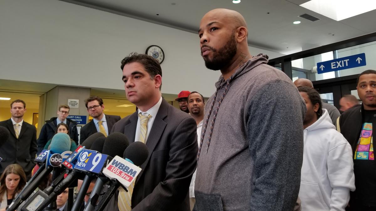 Leonard Gipson, right, addresses the news media at the at the Leighton Criminal Court Building on Nov. 16, 2017, after being exonerated. (Matt Masterson/WTTW News)