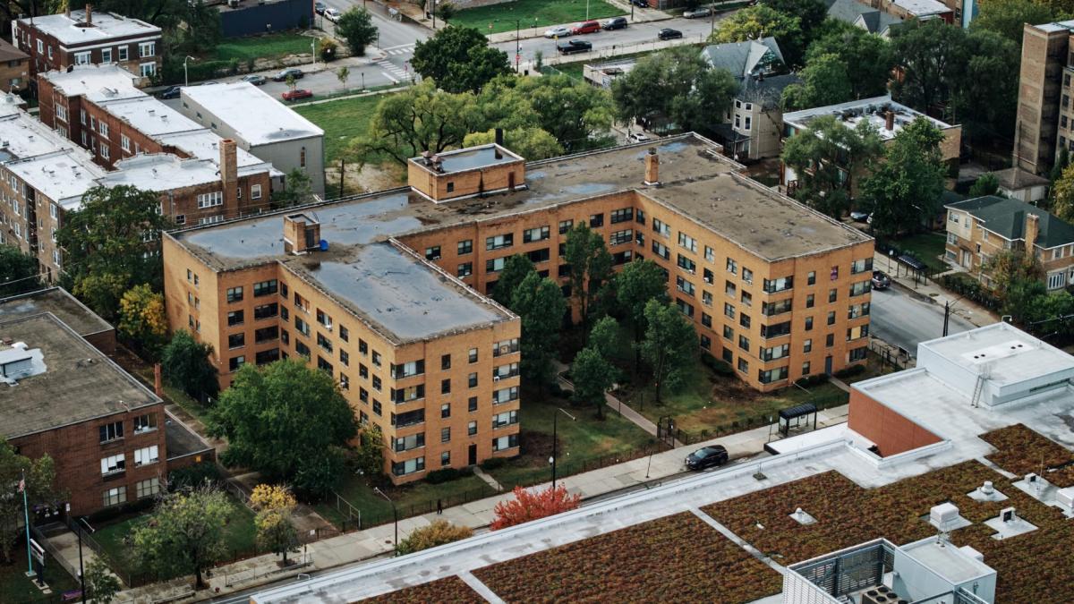 An aerial view of the apartment building raided by federal agents in Chicago’s South Shore neighborhood. (Mustafa Hussain for ProPublica)