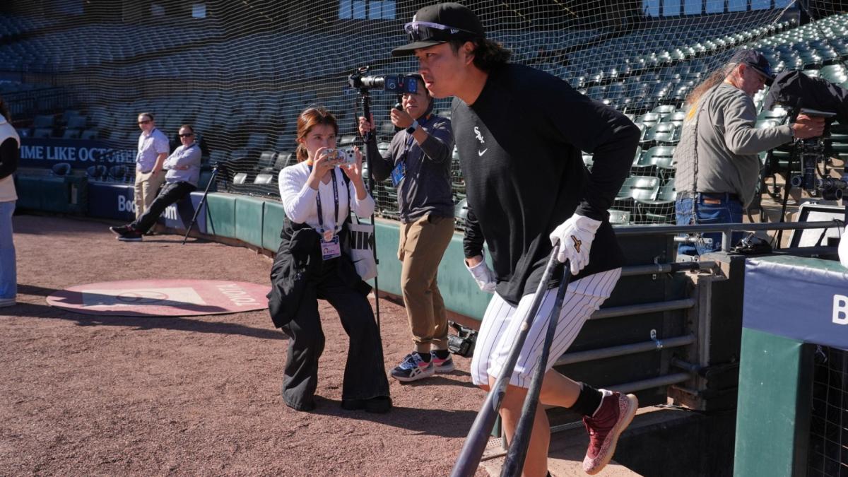Chicago White Sox's Munetaka Murakami of Japan, runs onto the field for a baseball workout, Tuesday, Oct. 6, 2026, in Chicago, ahead of Wednesday's Game 3 in the American League Division Series against the Cleveland Guardians. (AP Photo / Nam Y. Huh)