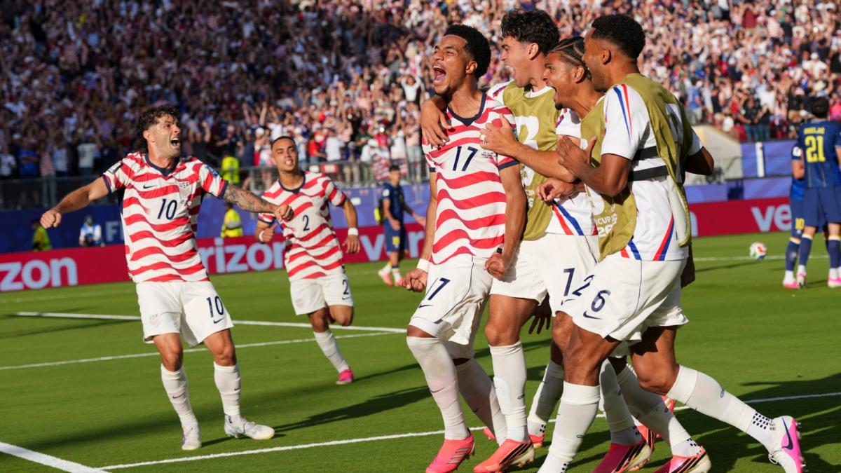 United States' Malik Tillman (17) celebrates with teammates after scoring on a free kick during the World Cup round of 32 soccer match between the United States and Bosnia in Santa Clara, Calif., near San Francisco, Wednesday, July 1, 2026. (AP Photo / Martin Meissner)