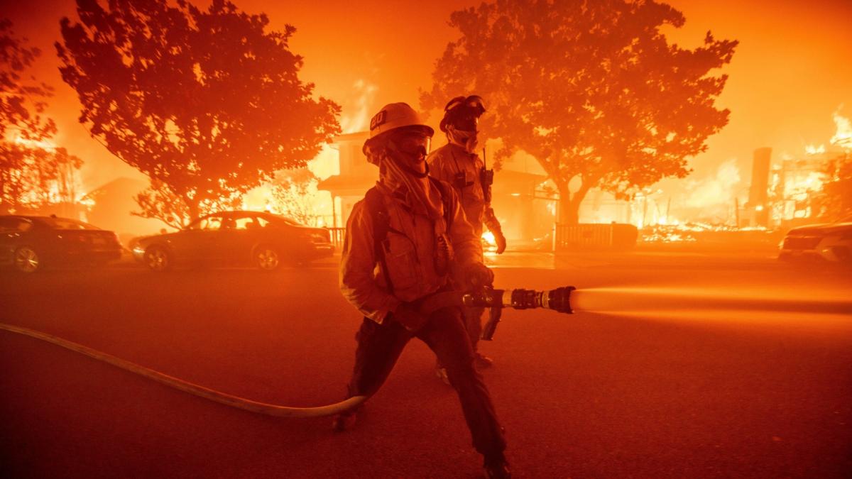 Thousands Flee as Wildfires Burn Out of Control and Destroy Homes Across  the Los Angeles Area | Chicago News | WTTW