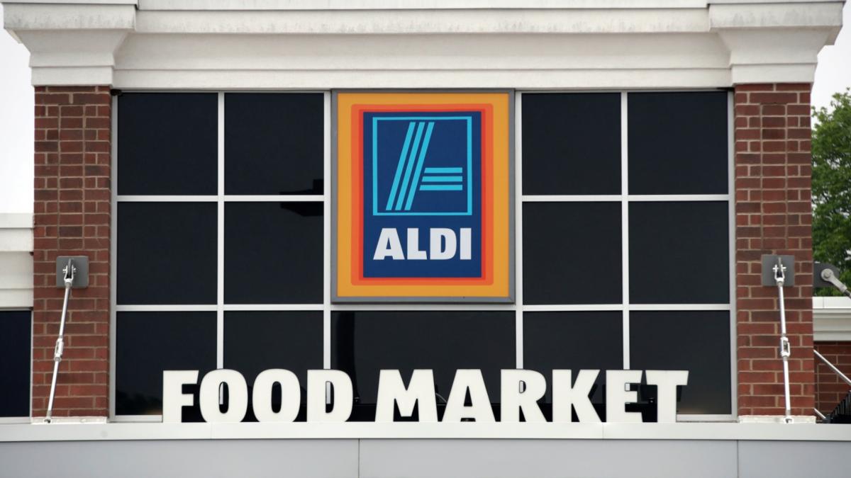 An Aldi's Food Market in Salem, N.H on June 5, 2017. (AP Photo / Elise Amendola, File)