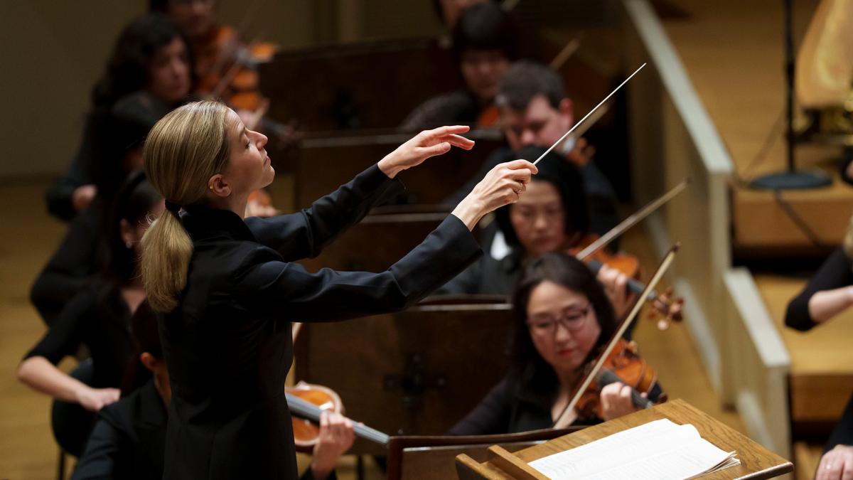 Conductor Karina Canellakis leads the Chicago Symphony Orchestra in a performance of Sibelius’ “The Oceanides.” (Todd Rosenberg Photography)