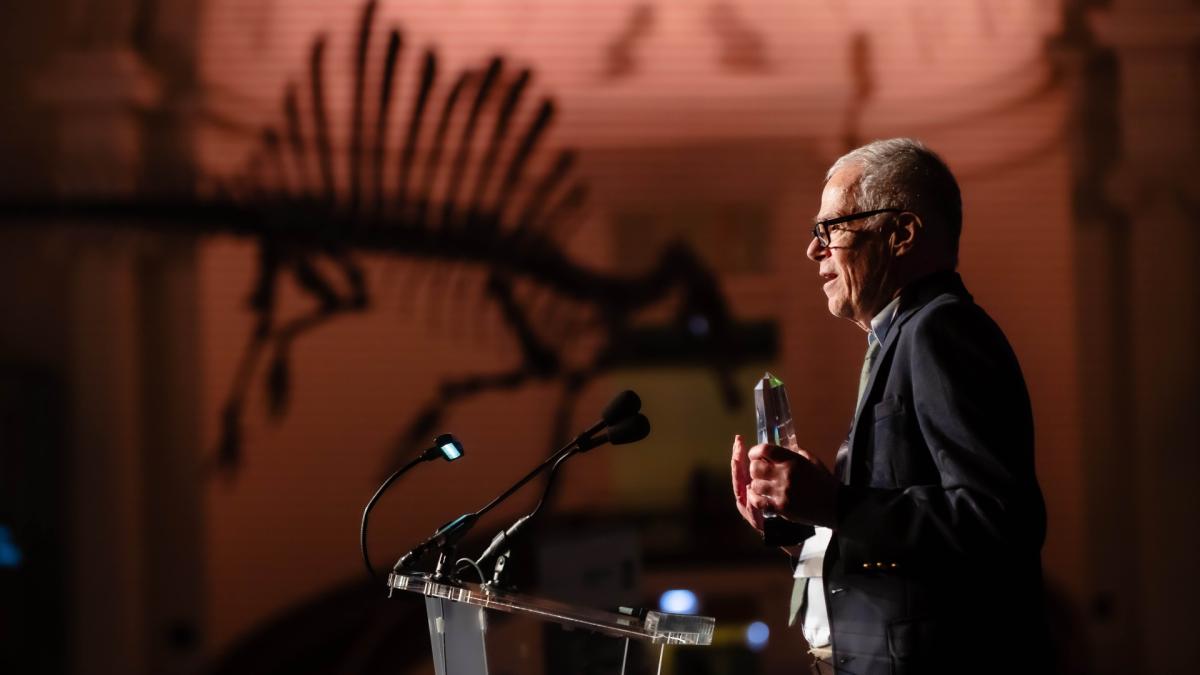 Dave Willard accepts the Parker/Gentry Award on Oct. 29, 2025, at the Field Museum. (Courtesy of the Field Museum)