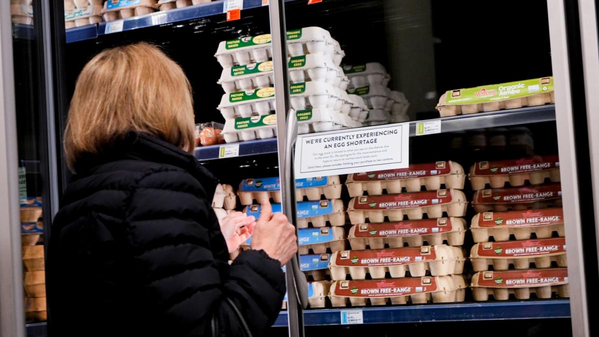 A shopper browses for eggs in front of a sign posted about egg shortages at a PCC Community Markets grocery store Monday, Jan. 27, 2025, in Seattle. (AP Photo / Lindsey Wasson)