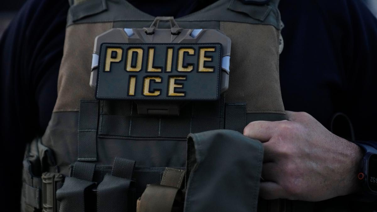 A U.S. Immigration and Customs Enforcement agent takes part in an early morning operation in Park Ridge, Ill., Friday, Sept. 19, 2025. (AP Photo / Erin Hooley)