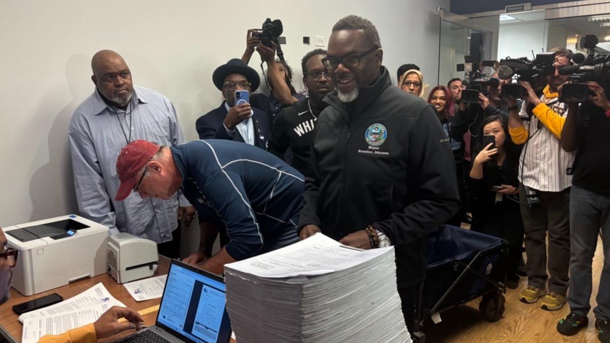 Mayor Brandon Johnson files signatures on Oct. 23, 2026. (Heather Cherone / WTTW News)