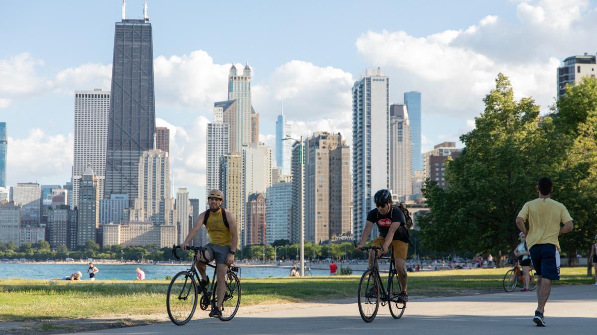 Bikers on the Chicago Lakefront are pictured in a file photo. (Michael Izquierdo / WTTW News)