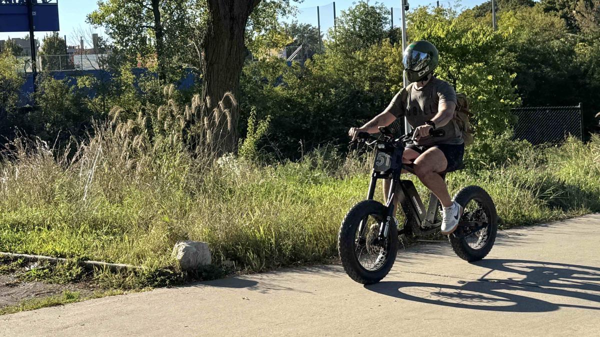 The Chicago Park District is gathering feedback on the use of motorized devices on park paths. (Patty Wetli / WTTW News)