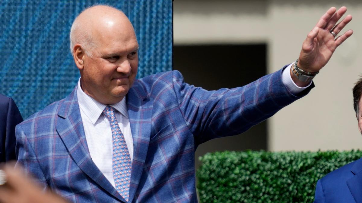 Former Chicago Cubs player Ryne Sandberg waves before the team unveils a statue of him before a baseball game against the New York Mets in Chicago, June 23, 2024. (AP Photo / Nam Y. Huh, File)