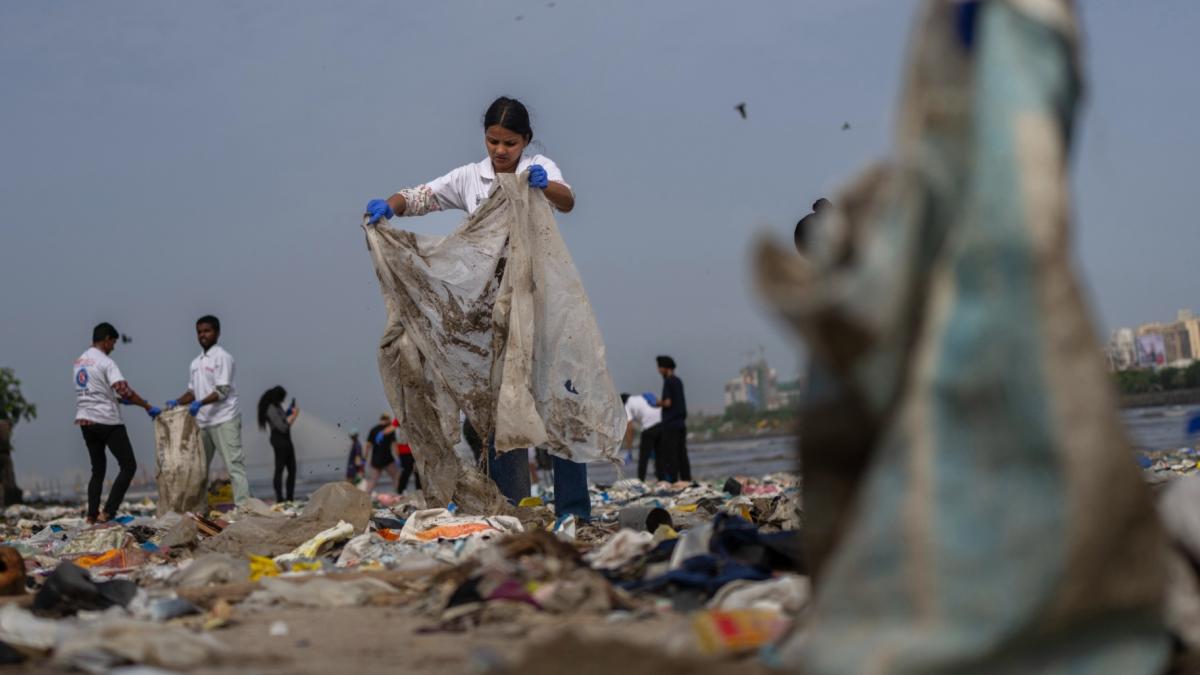 FILE - Volunteers clean up plastic and other waste materials on a beach on the Arabian Sea coast on World Environment Day in Mumbai, India, June 5, 2025. (AP Photo / Rafiq Maqbool, File)
