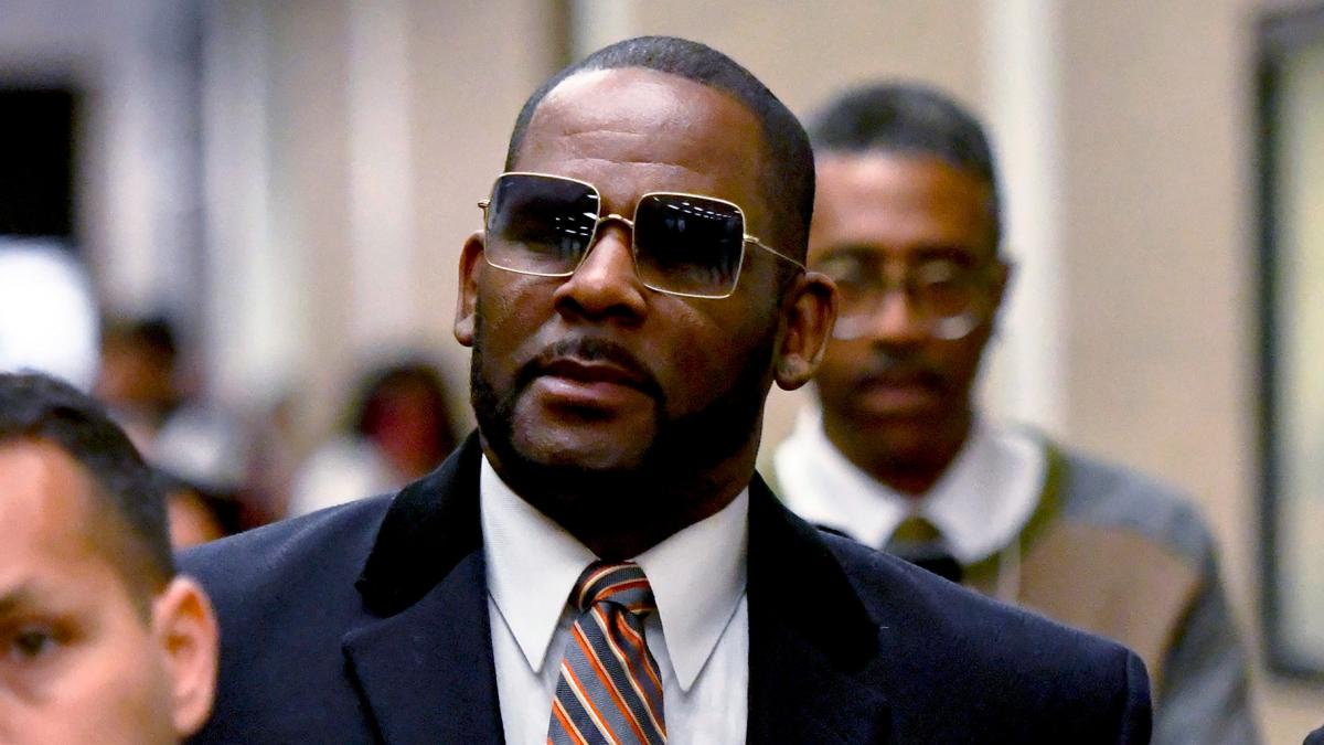FILE - R. Kelly leaves the Daley Center after a hearing in his child support case, May 8, 2019, in Chicago. (AP Photo / Matt Marton, File)