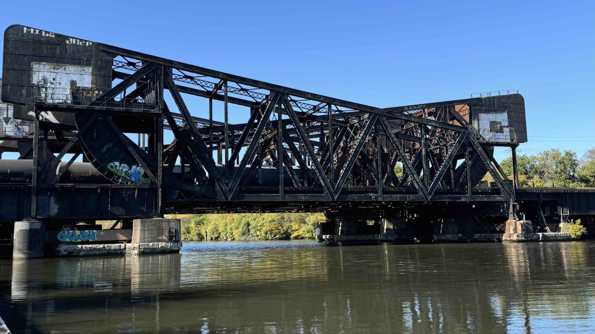 The Chicago Sanitary and Ship Canal, near 31st Street and Western Avenue. (Patty Wetli / WTTW News)