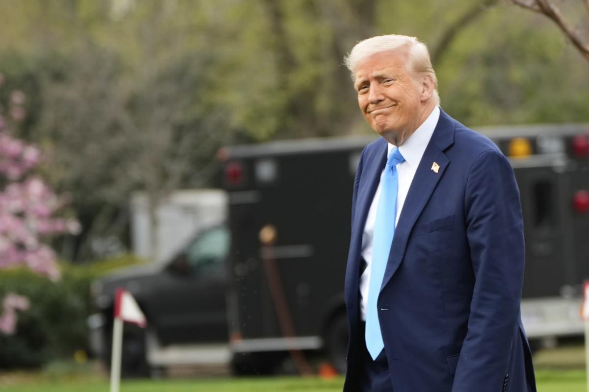 resident Donald Trump walks from the Oval Office to board Marine One on the South Lawn of the White House en route to Florida, Friday, March 28, 2025, in Washington. (AP Photo / Mark Schiefelbein)