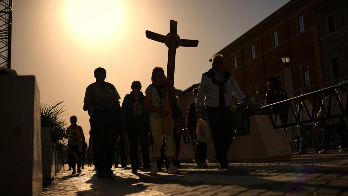 Pilgrims arrive in St. Peter's Square at the Vatican, Tuesday, April 22, 2025. (AP Photo / Francisco Seco)