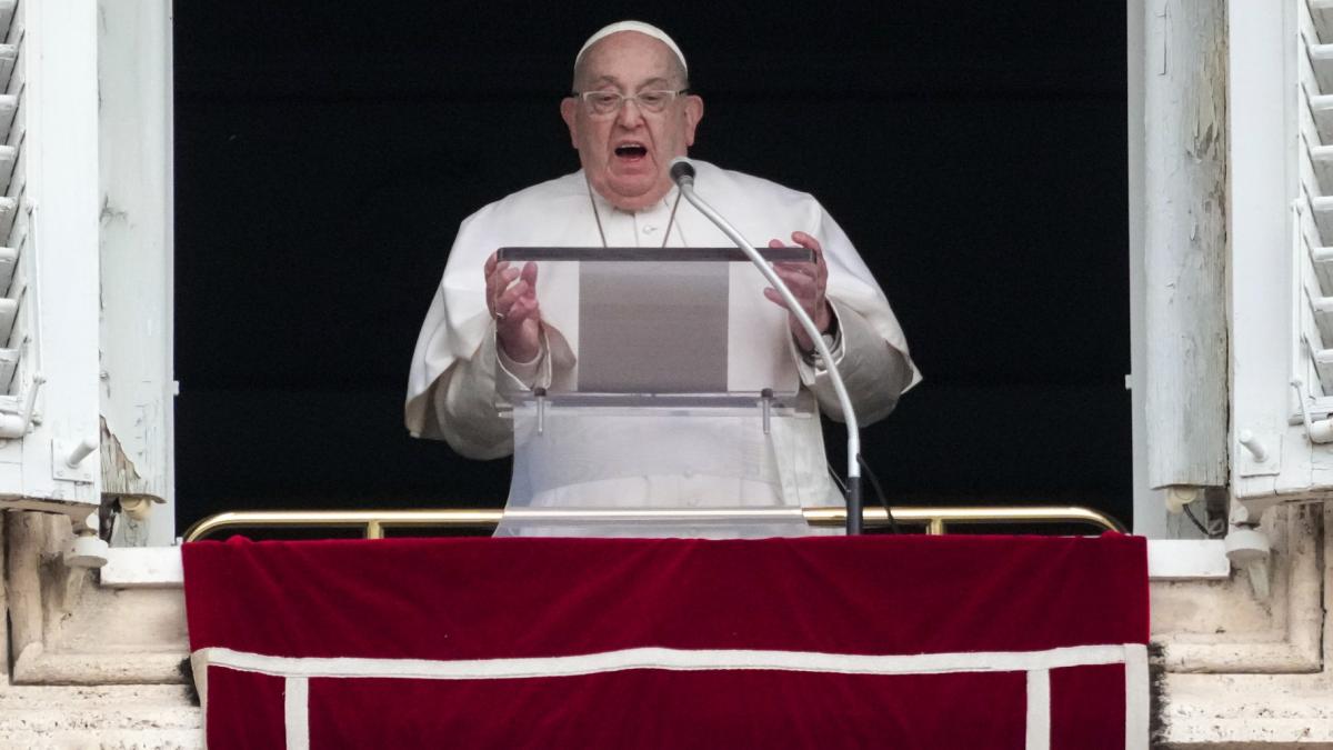 Pope Francis delivers his blessing as he recites the Angelus noon prayer from the window of his studio overlooking St.Peter's Square, at the Vatican, Sunday, Jan. 19, 2025. (AP Photo / Andrew Medichini)
