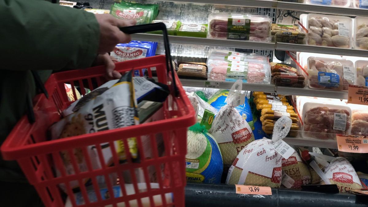 Among older adults who are eligible for SNAP benefits, participating in the program may help protect against age-related cognitive decline, suggests a new 10-year study. (Spencer Platt / Getty Images via CNN Newsource)