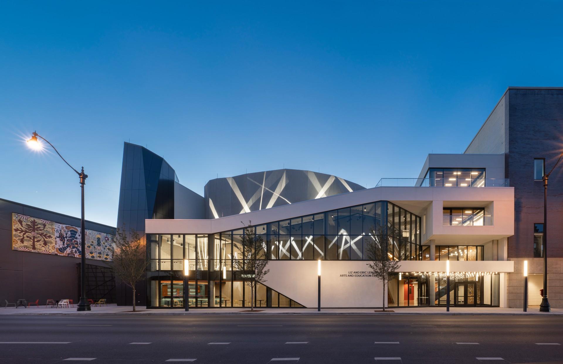 Steppenwolf Theatre Company’s new Liz and Eric Lefkofsky Arts and Education Center, designed by architect Gordon Gill FAIA of Adrian Smith + Gordon Gill Architecture. (Credit James Steinkamp Photography.)