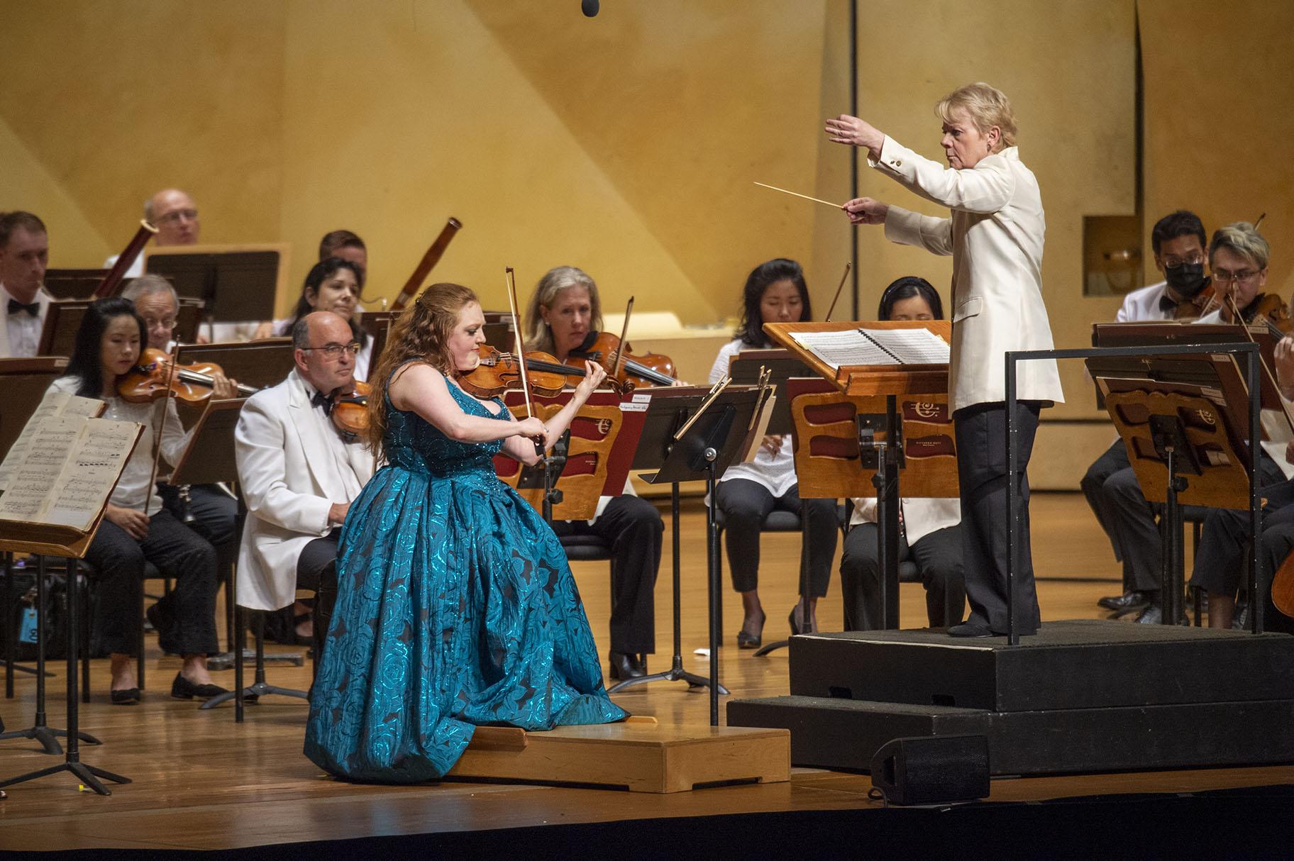 Rachel Barton Pine performs with the Chicago Symphony Orchestra on Friday, July 16, 2021. (Courtesy of the Ravinia Festival)