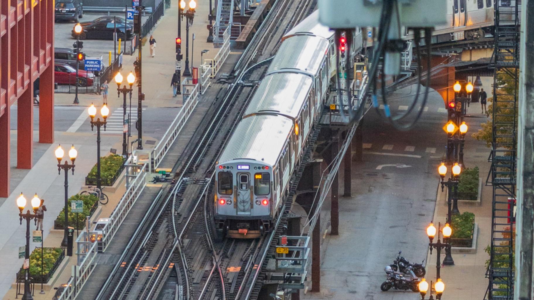 A CTA Purple Line train rounds a corner of the Chicago Loop. (Andrew Adams / Capitol News Illinois)