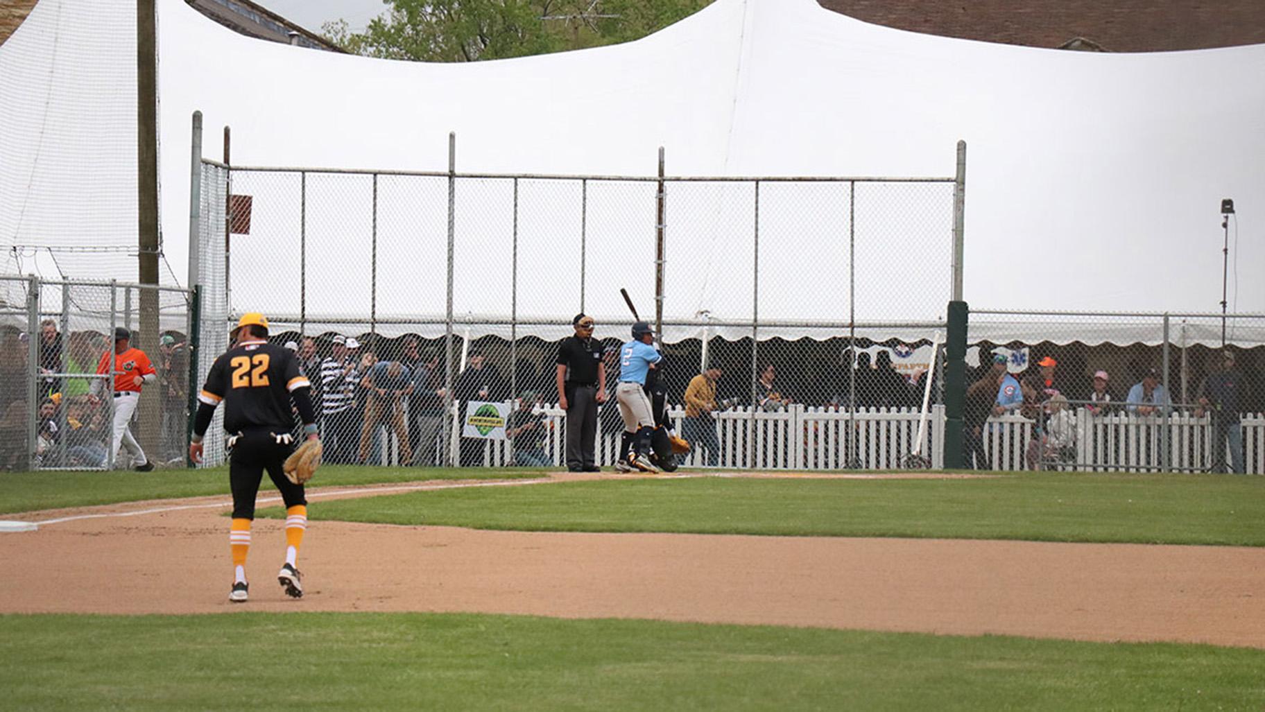 The Joliet Slammers and Gateway Grizzlies faced off during the kickoff event. (Chloe Park / Medill Illinois News Bureau)