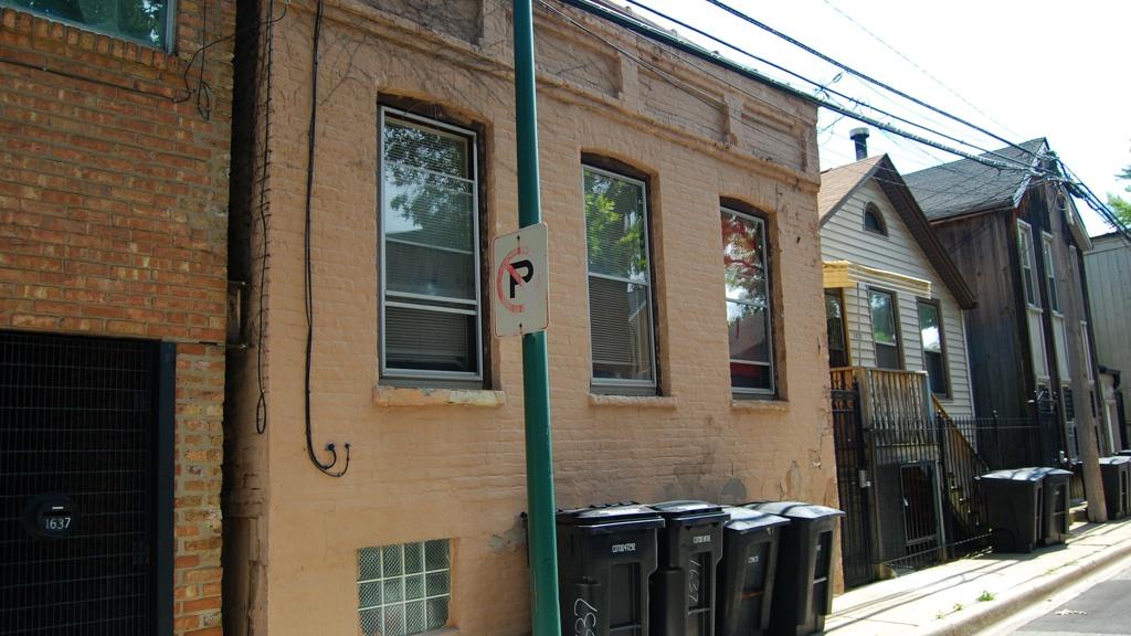 A row of coach houses on Meyer Avenue in Chicago. (Eric Allix Rogers / Flickr)