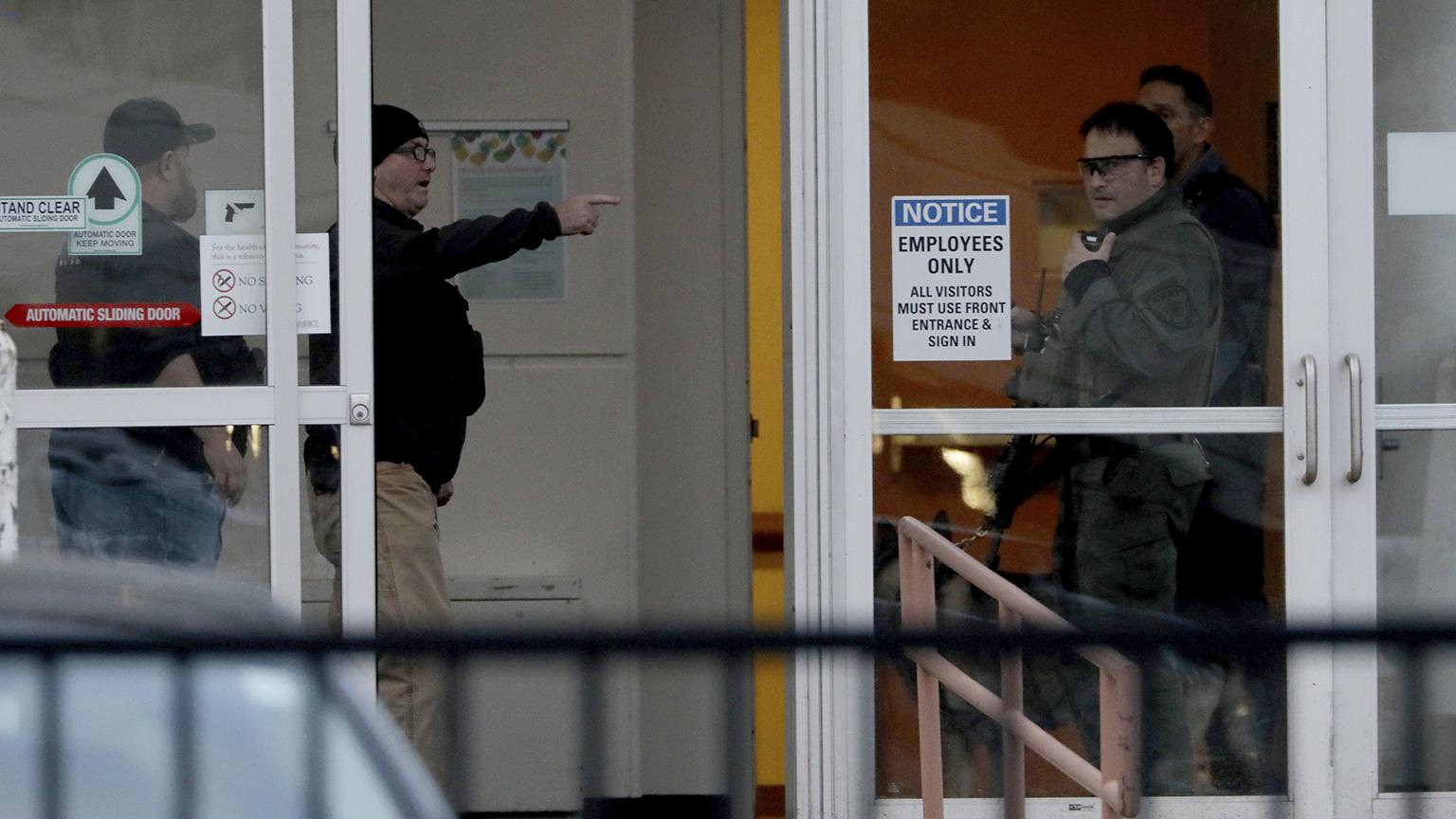 Law enforcement officers including Chicago SWAT work an entrance at Mercy Hospital on Monday, Nov. 19, 2018, in Chicago. (Zbigniew Bzdak / Chicago Tribune via AP)